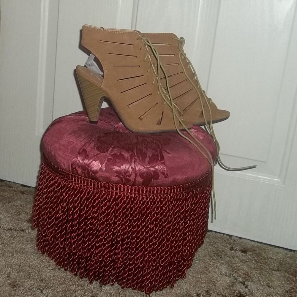 BNWT Lace Up Peep Toe Booties Heels Size 7 to 8